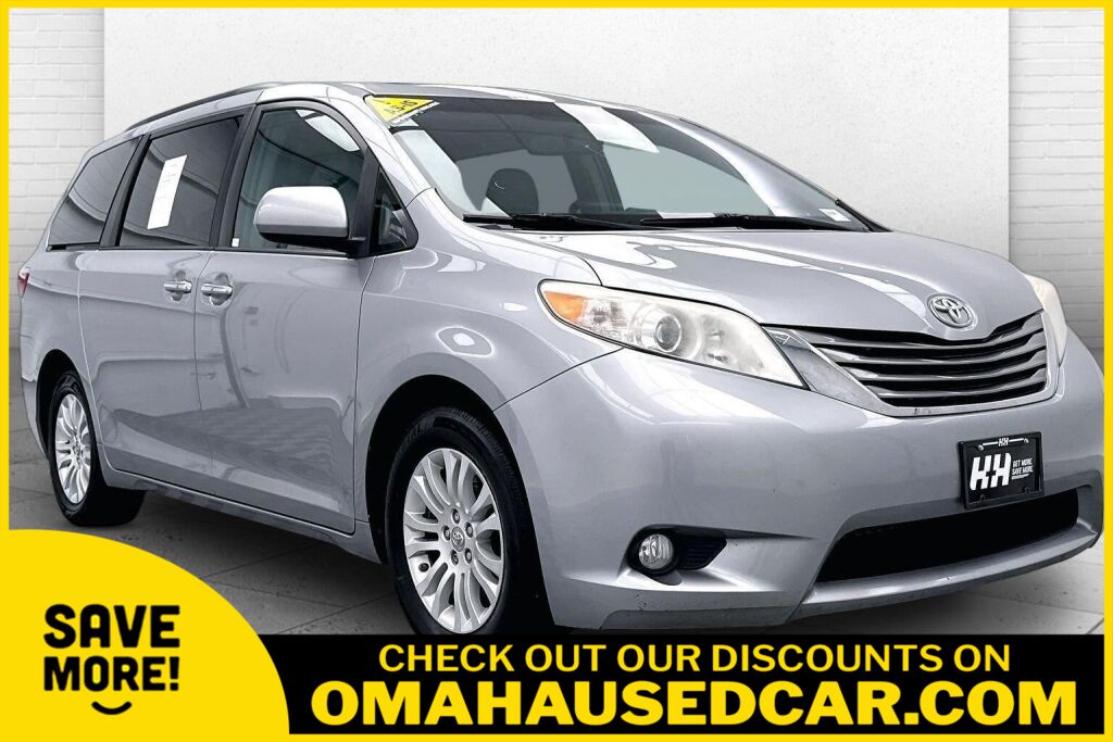 Silver Sky Metallic 2017 Toyota Sienna Minivan Front-Wheel Drive Automatic
