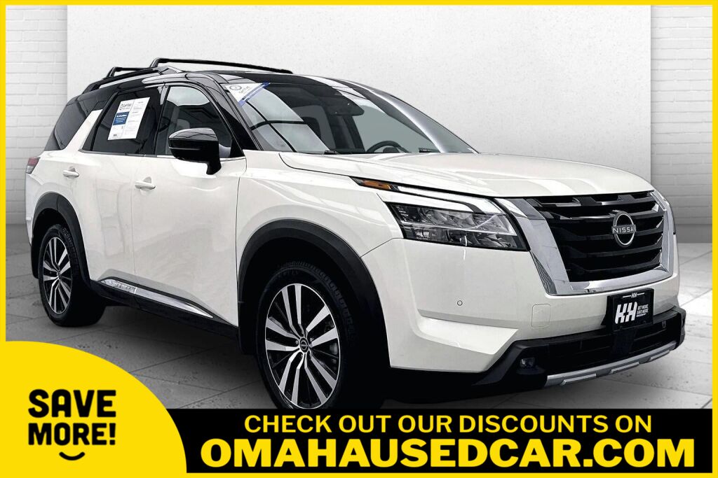 Pearl White Tricoat/Super Black 2024 Nissan Pathfinder SUV / Crossover All-Wheel Drive Automatic