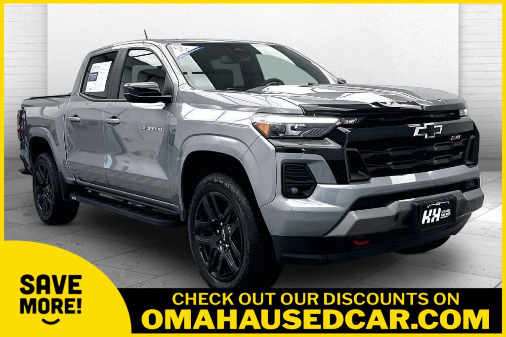 Sterling Gray Metallic 2025 Chevrolet Colorado Pickup Truck Four-Wheel Drive 8-Speed Automatic