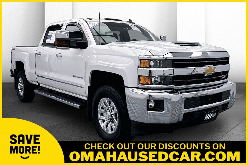 White (Iridescent Pearl Tricoat) 2018 Chevrolet Silverado 3500HD Pickup Truck Four-Wheel Drive 6-Speed Automatic