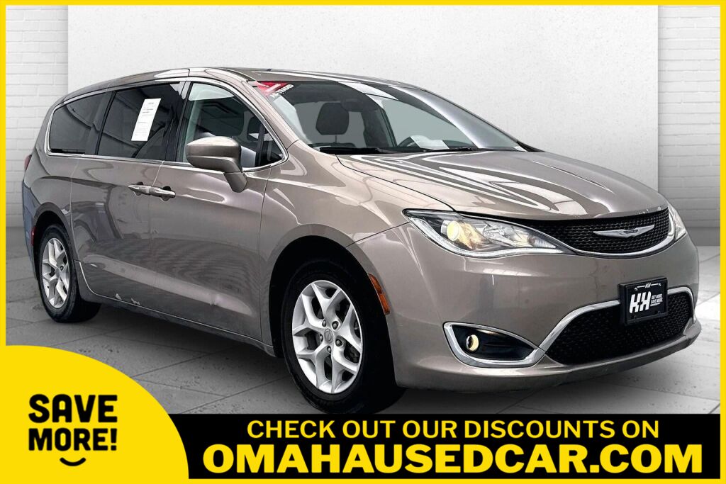 Molten Silver 2018 Chrysler Pacifica Minivan Front-Wheel Drive 9-Speed Automatic