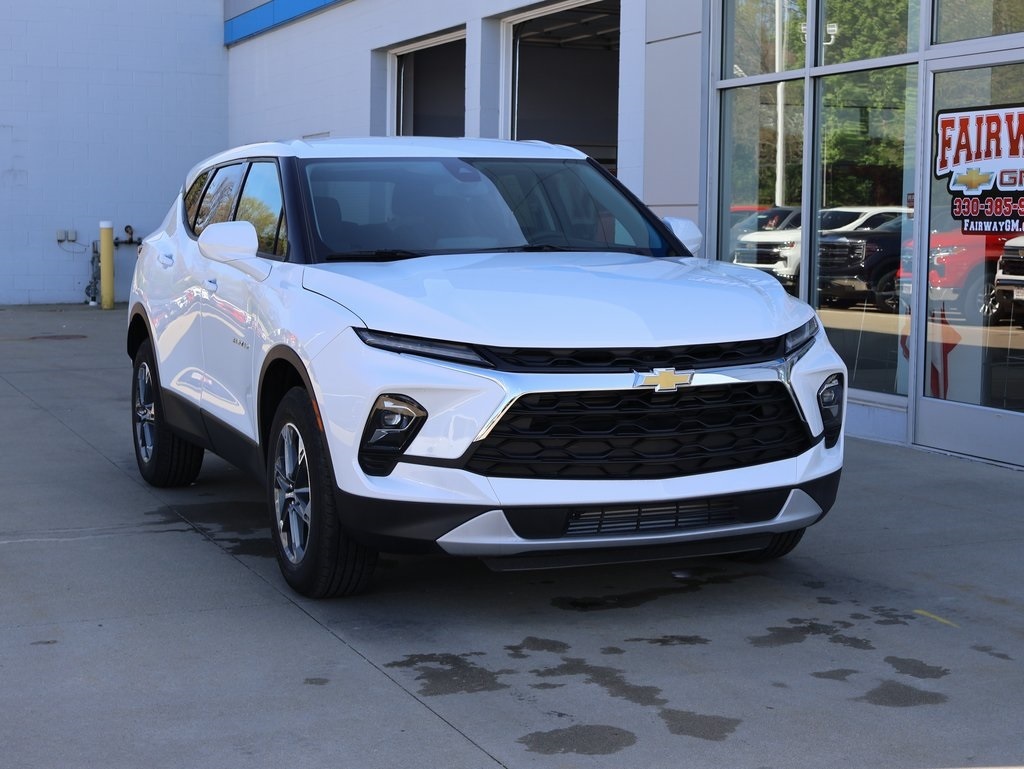 2025 Chevrolet Blazer 2LT photo 2