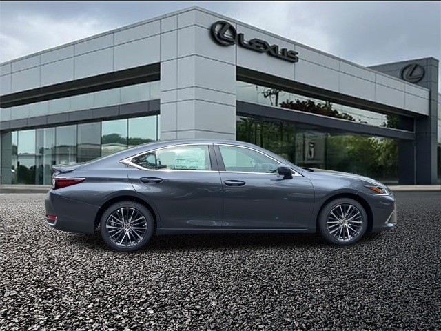 2025 Lexus ES 300h photo 3