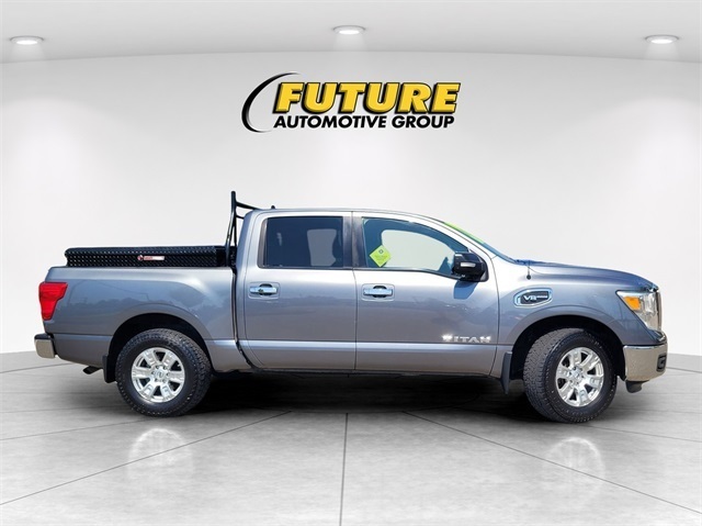 2017 Nissan Titan SV photo 3