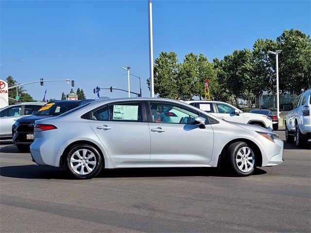2025 Toyota Corolla LE photo 3