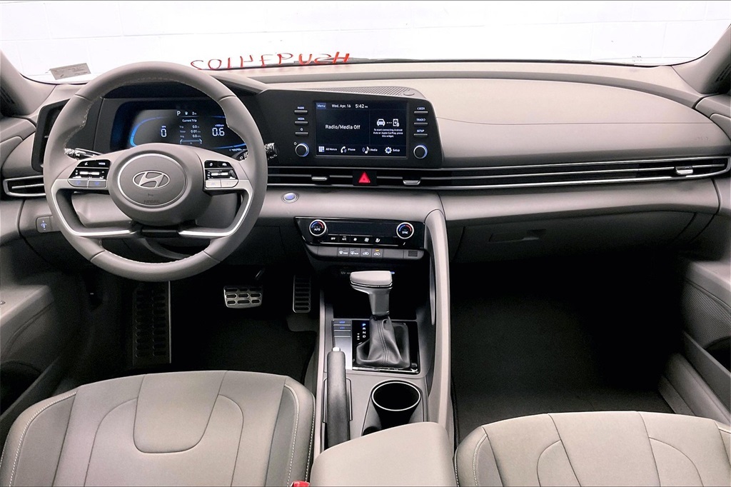 2025 Hyundai Elantra SEL Sport photo 2