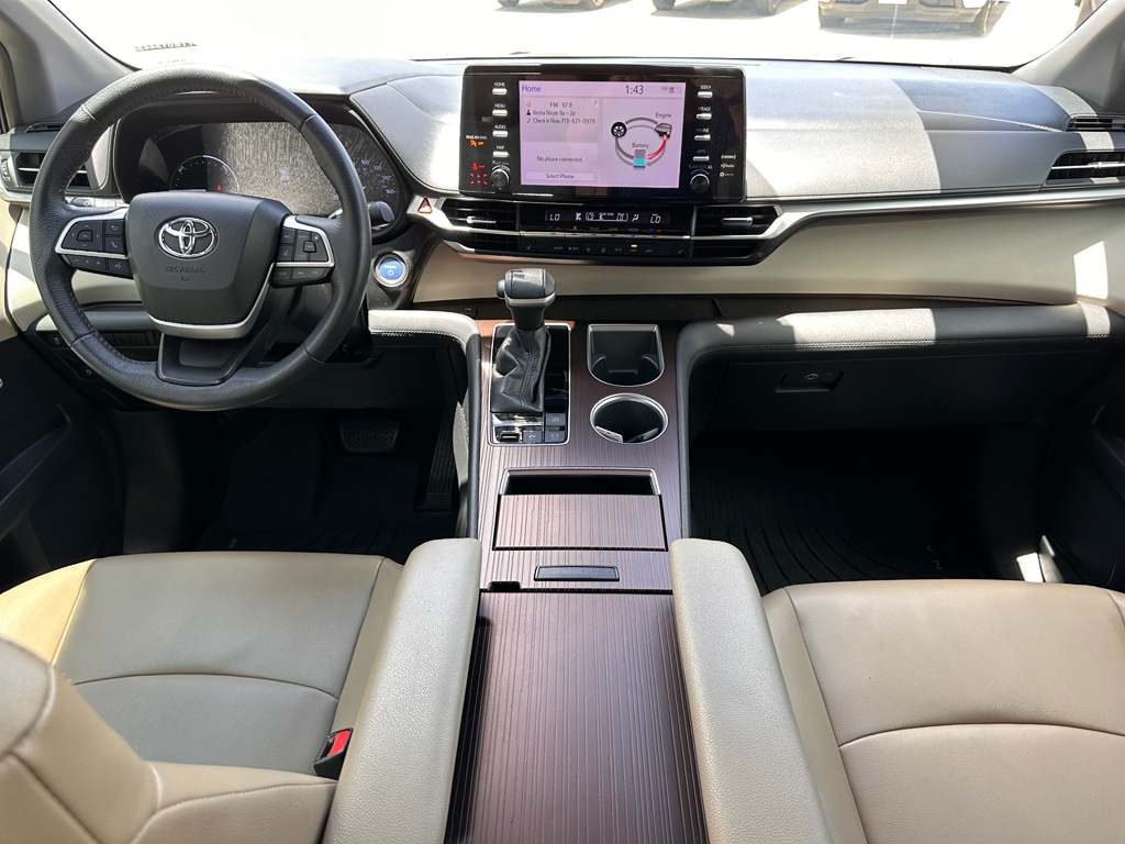 2021 Toyota Sienna XLE photo 2