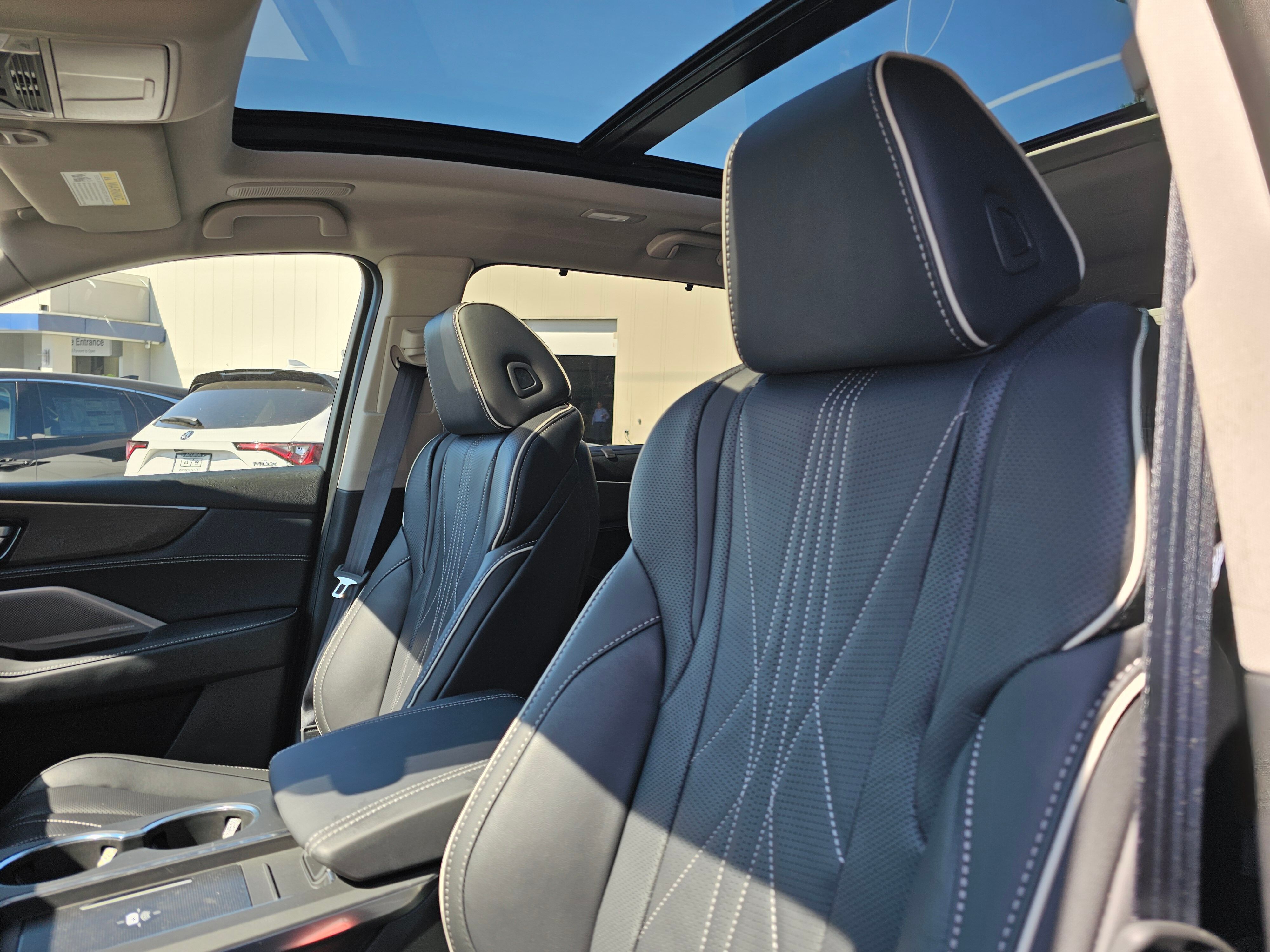 2026 Acura MDX SH-AWD Advance photo 2
