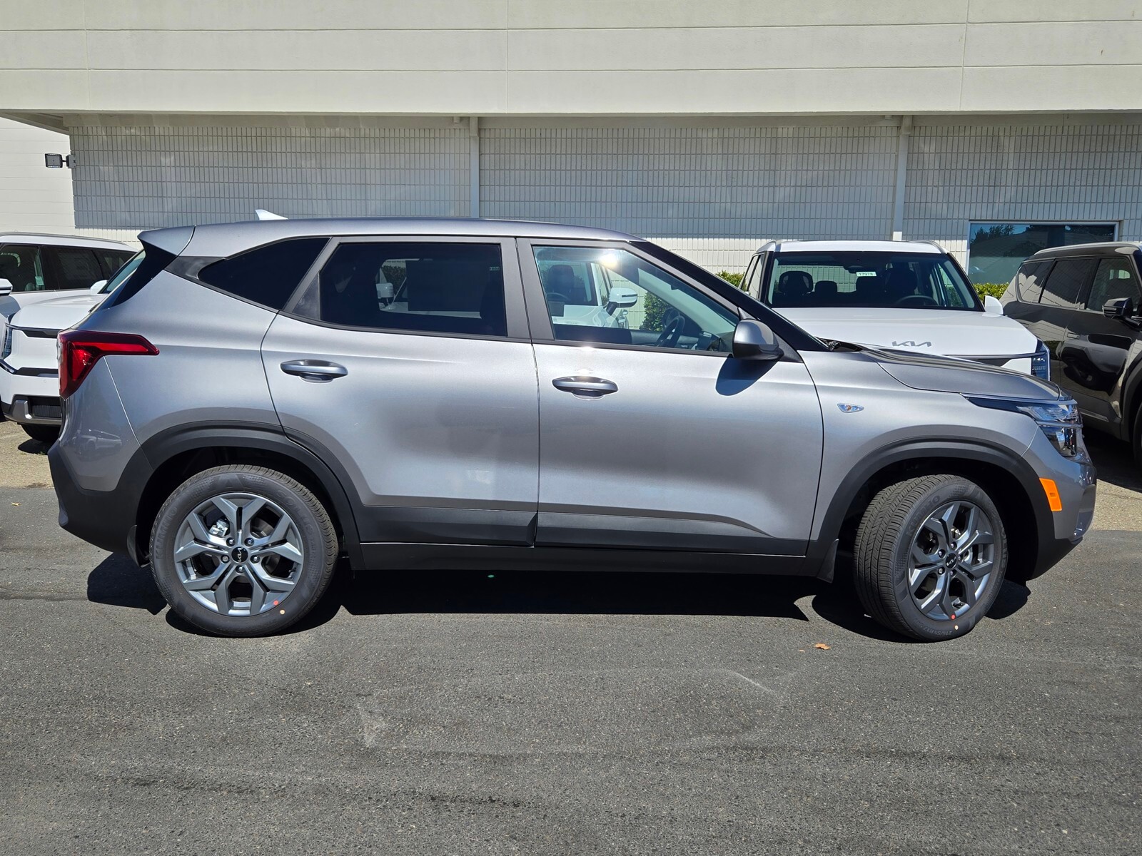 2026 Kia Seltos LX photo 2