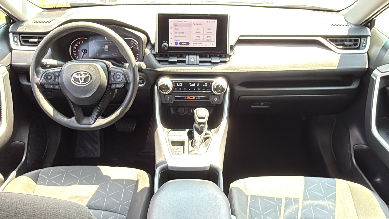 2023 Toyota RAV4 XLE photo 3