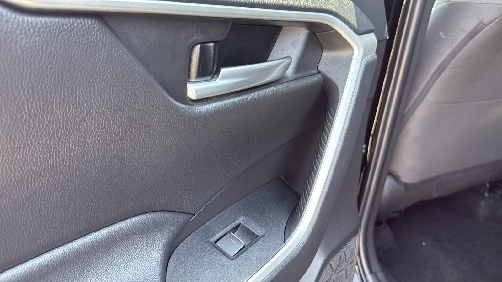 2023 Toyota RAV4 XLE photo 8