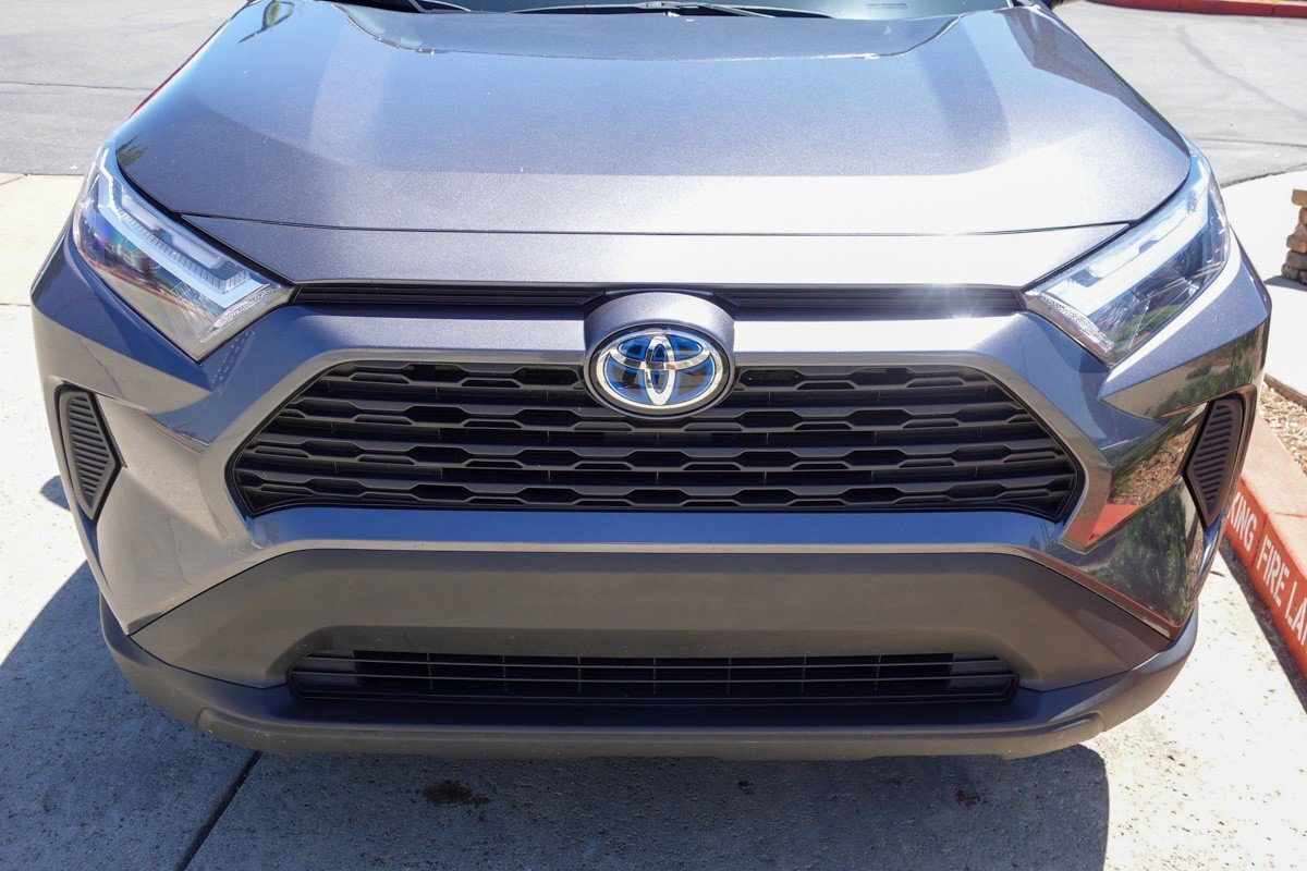 2024 Toyota RAV4 Hybrid XLE photo 2