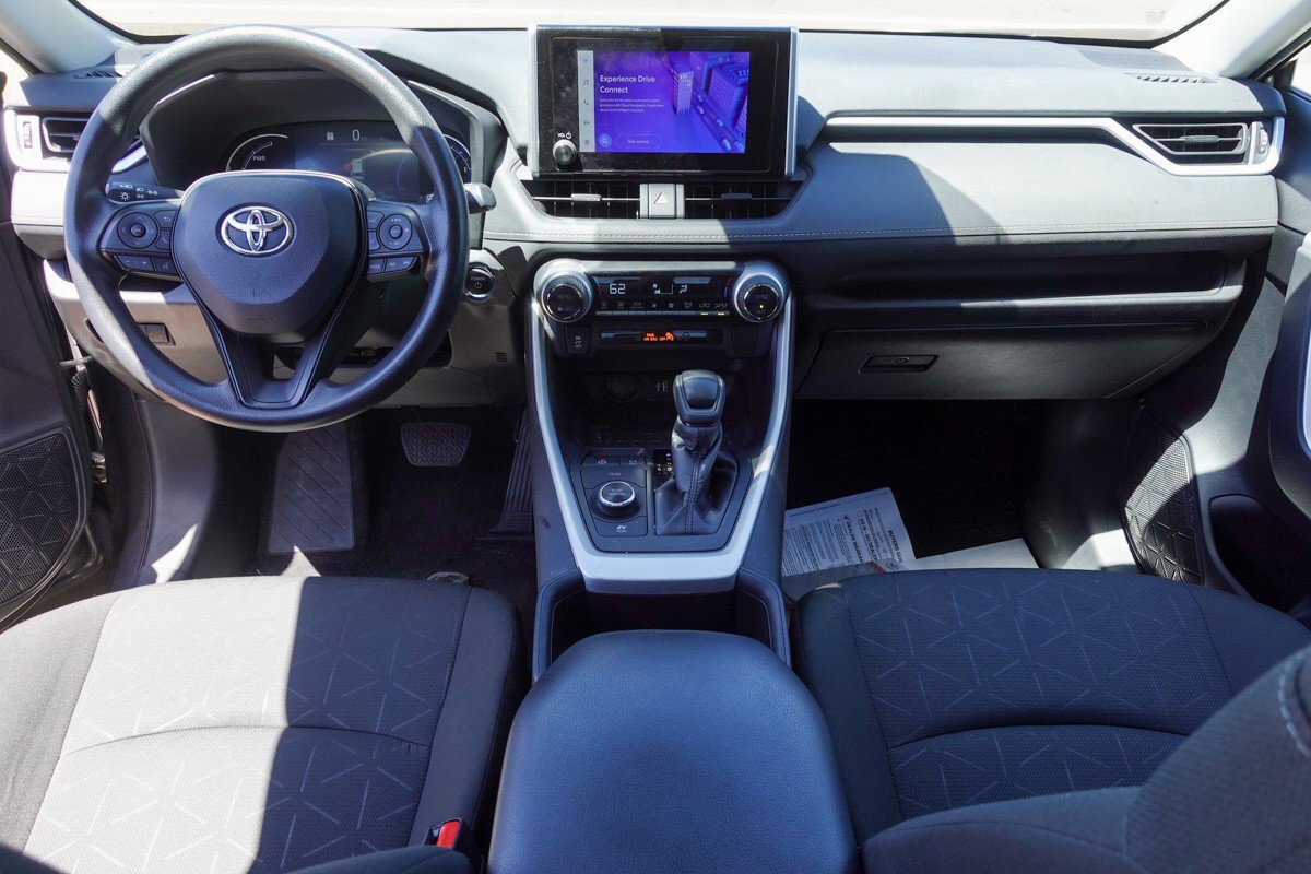 2024 Toyota RAV4 Hybrid XLE photo 4