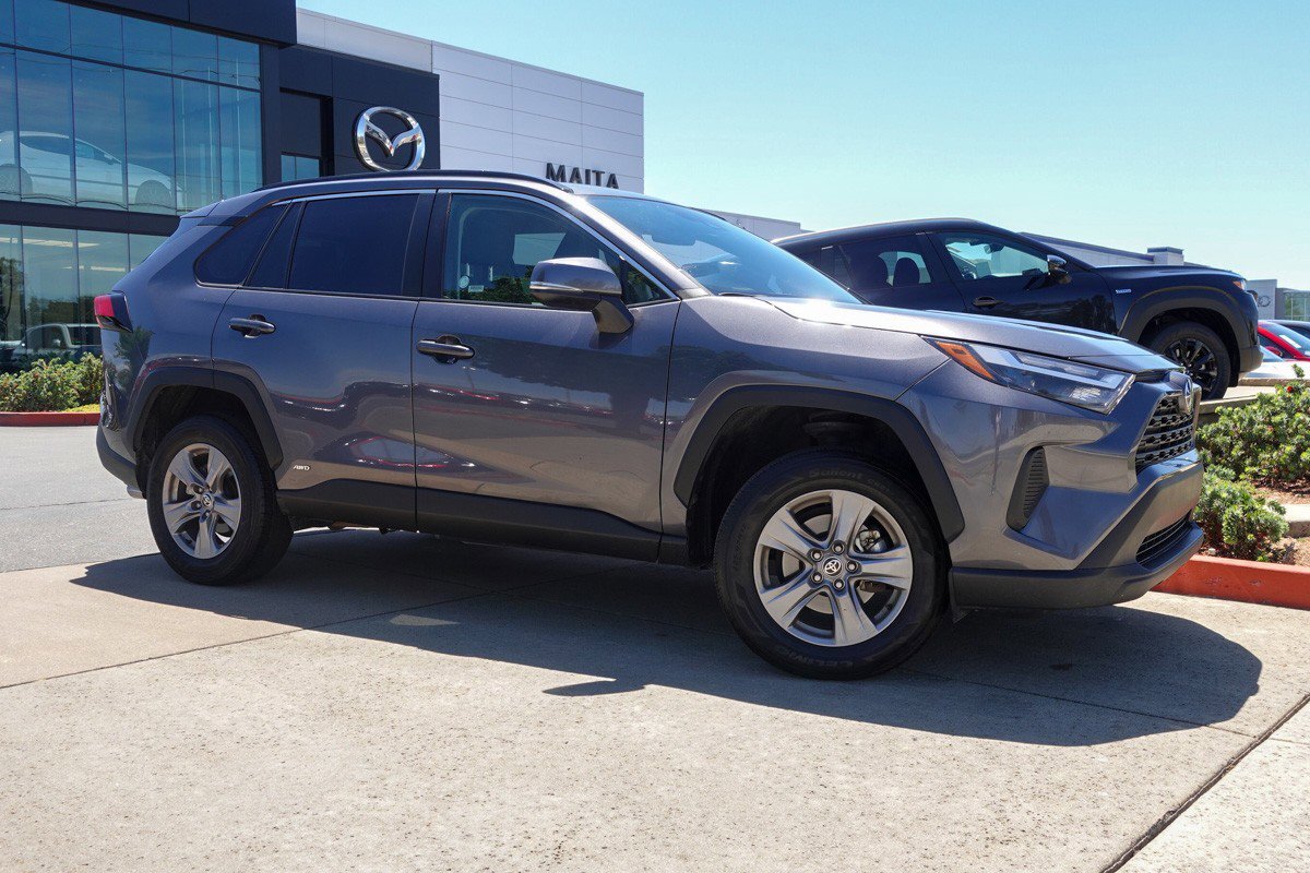 2024 Toyota RAV4 Hybrid XLE photo 3