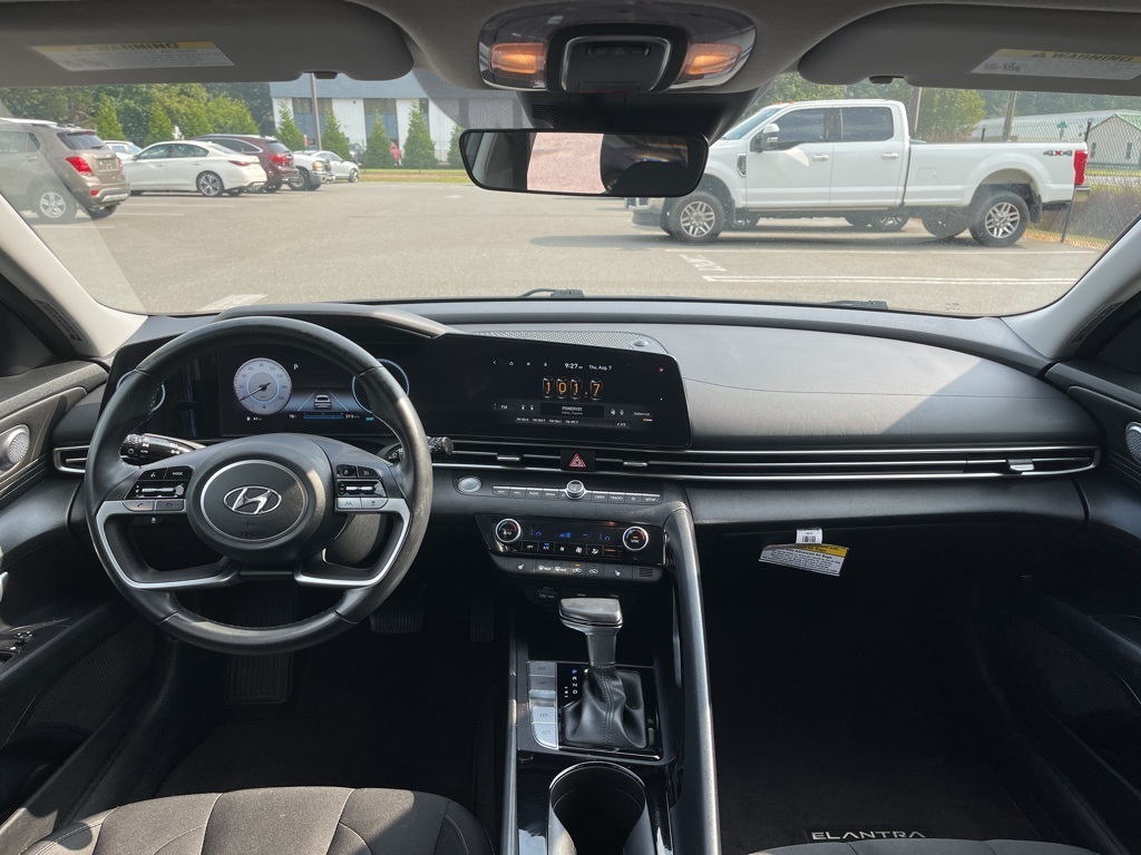 2023 Hyundai Elantra SEL Convenience photo 2