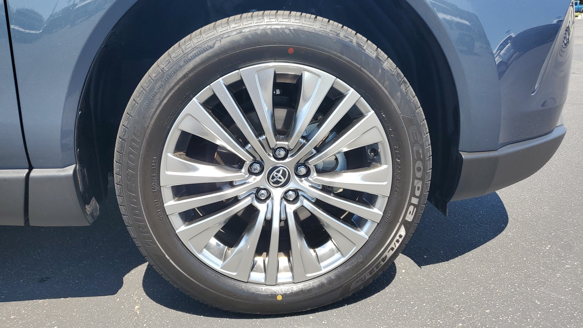 2024 Toyota Venza XLE photo 3