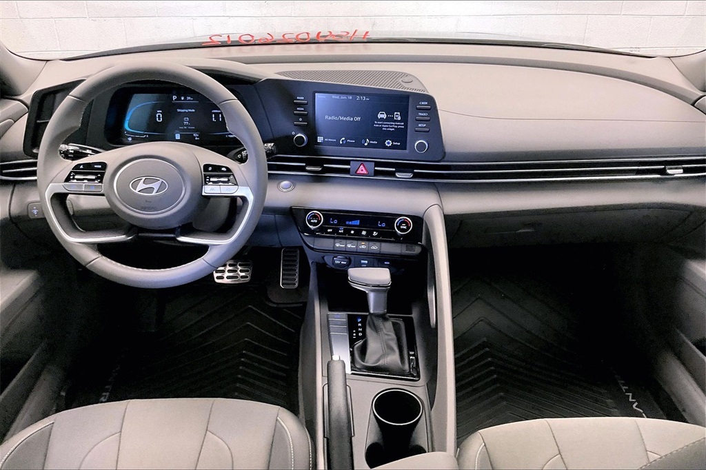 2025 Hyundai Elantra SEL Sport photo 2