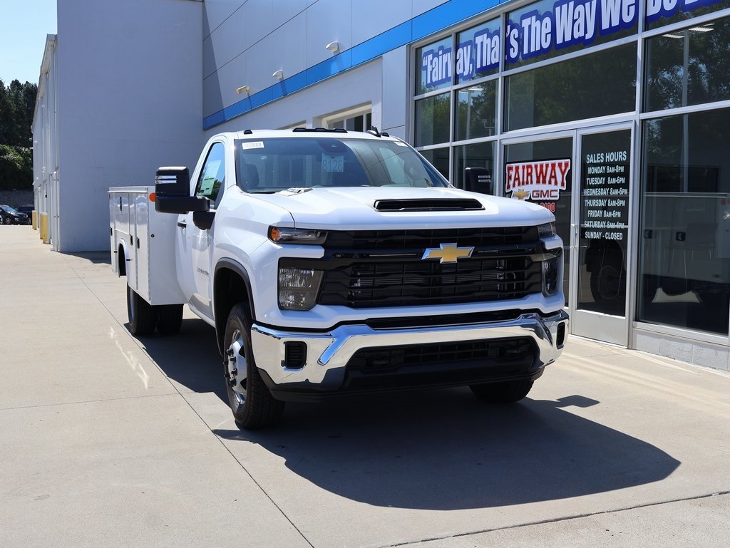 2025 Chevrolet Silverado 3500HD Work Truck photo 2