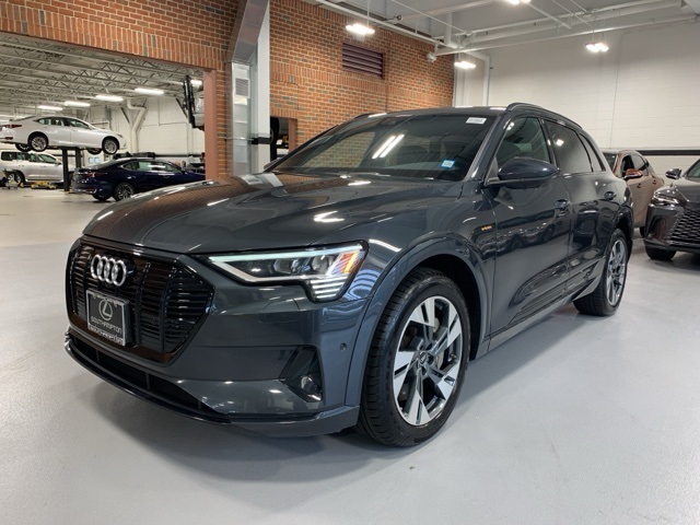 2022 Audi e-tron Premium photo 2