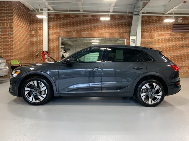 2022 Audi e-tron Premium photo 3