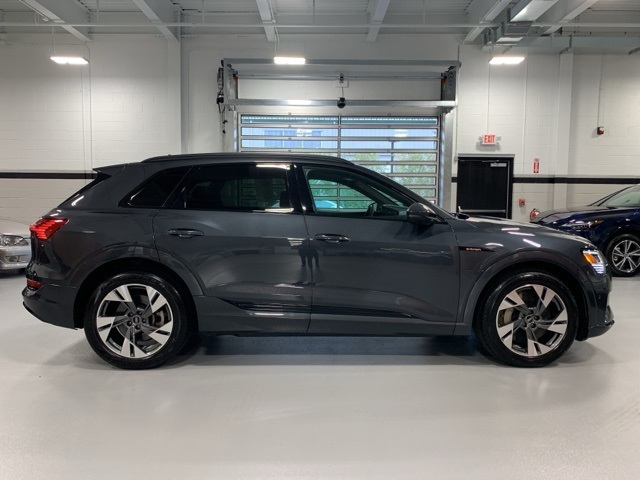 2022 Audi e-tron Premium photo 4