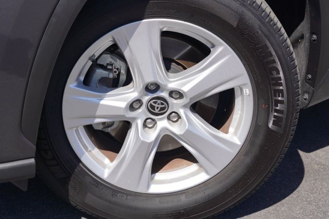 2024 Toyota Highlander LE photo 5
