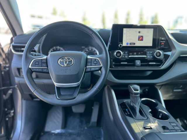 2024 Toyota Highlander LE photo 6
