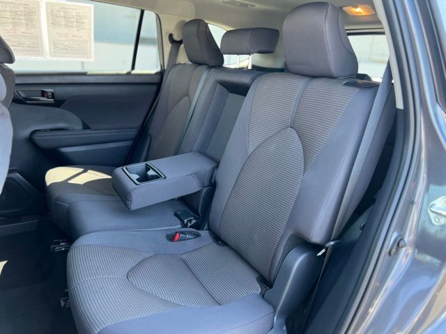 2024 Toyota Highlander LE photo 10