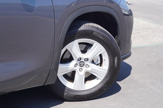 2024 Toyota Highlander LE photo 3