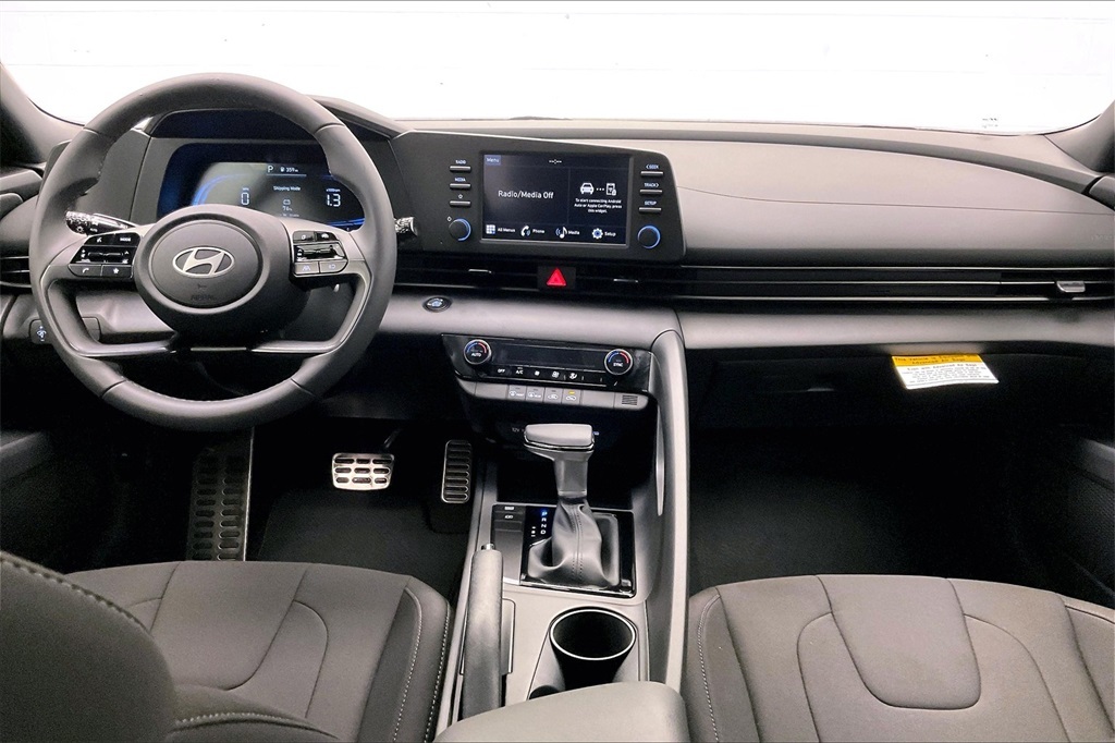 2025 Hyundai Elantra SEL Sport photo 2