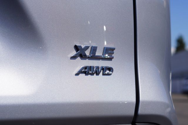 2024 Toyota RAV4 XLE photo 5