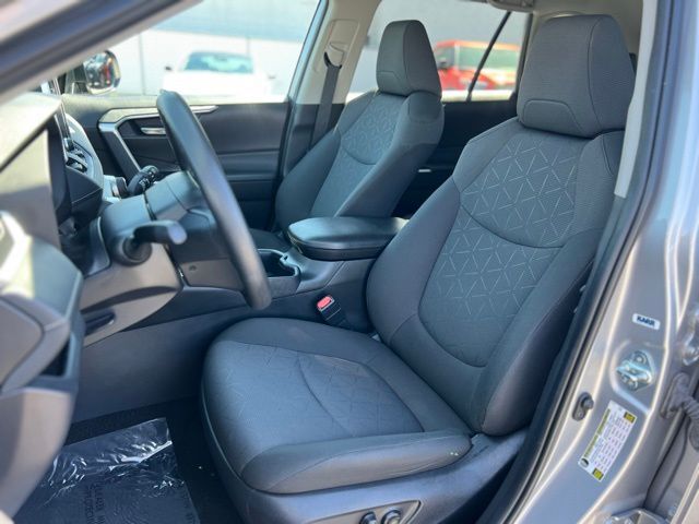 2024 Toyota RAV4 XLE photo 9
