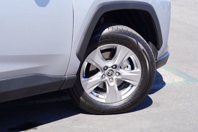 2024 Toyota RAV4 XLE photo 3