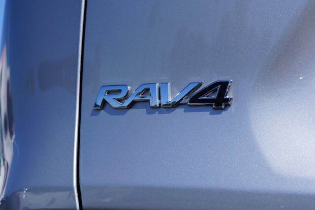 2024 Toyota RAV4 XLE photo 4