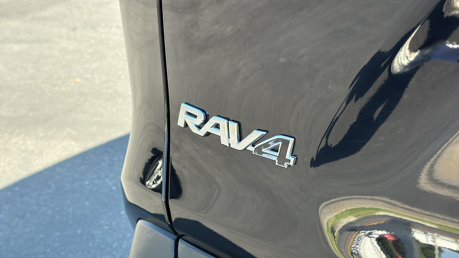 2024 Toyota RAV4 Hybrid XLE photo 2