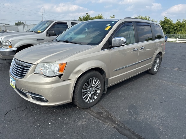 2014 Chrysler Town & Country photo 2