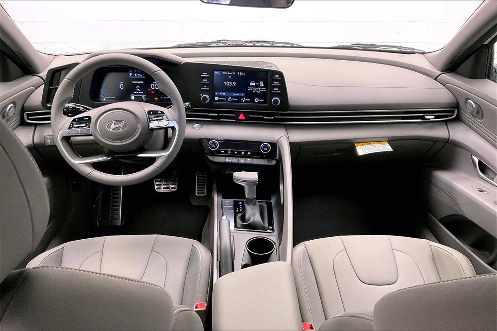 2025 Hyundai Elantra SEL Sport photo 2