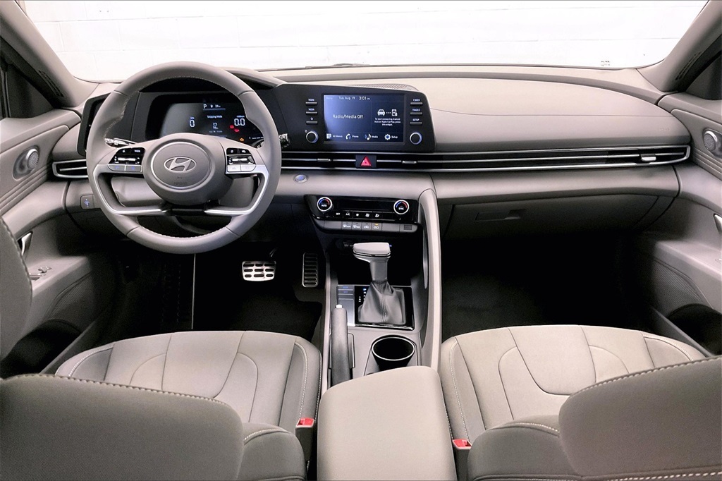 2025 Hyundai Elantra SEL Sport photo 2