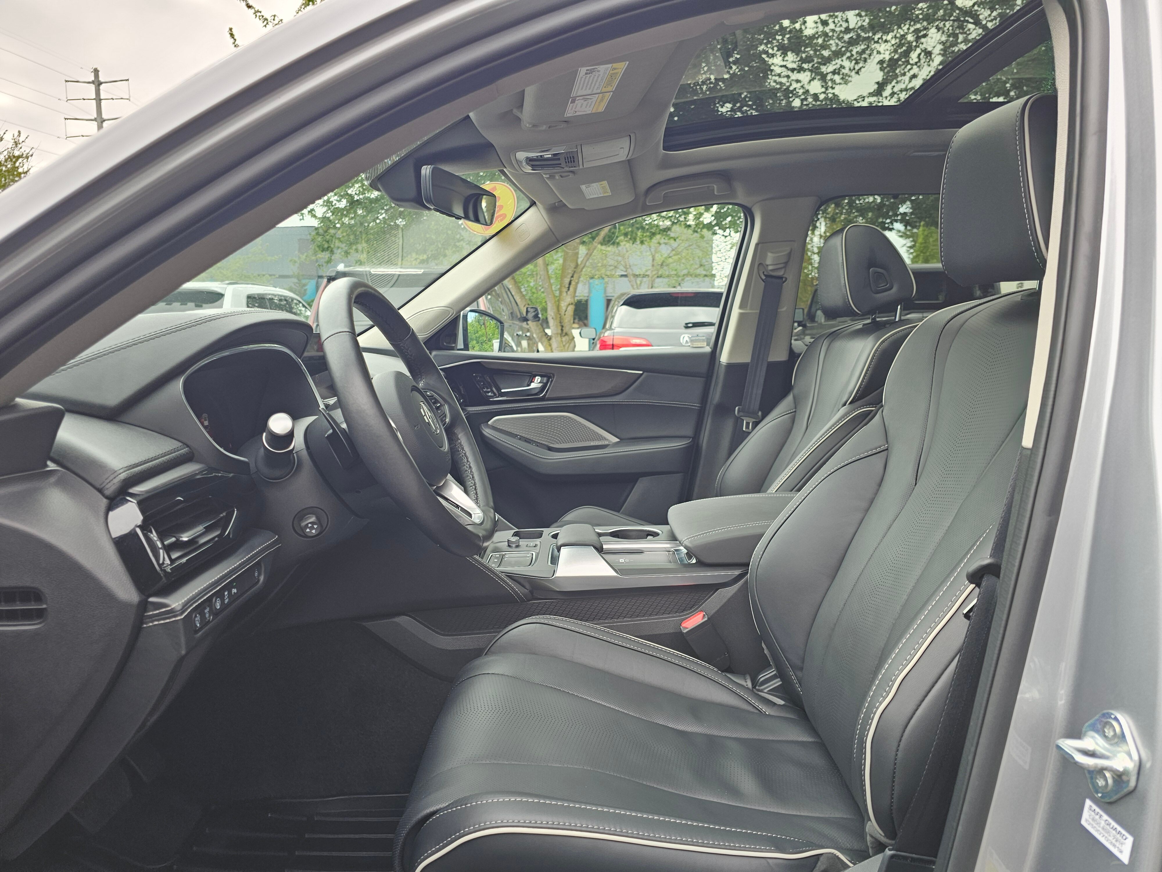 2024 Acura MDX SH-AWD Advance photo 2