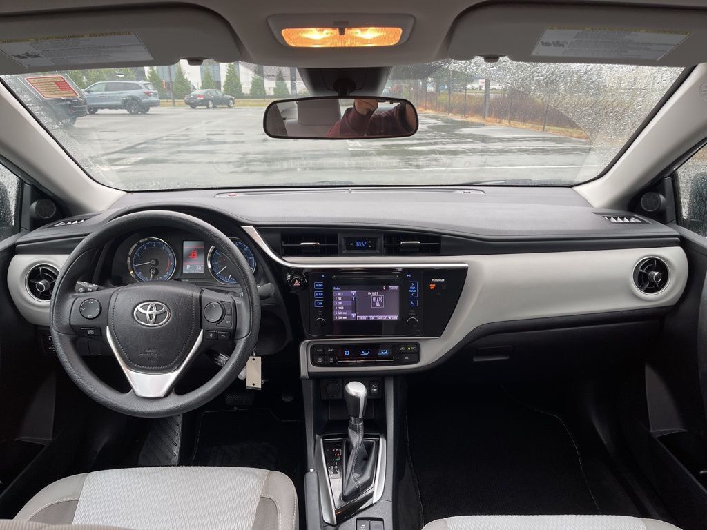 2017 Toyota Corolla LE photo 4