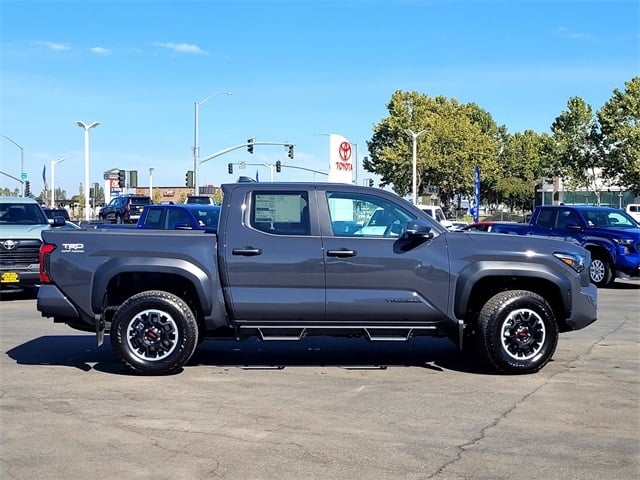 2025 Toyota Tacoma TRD Off-Road photo 3