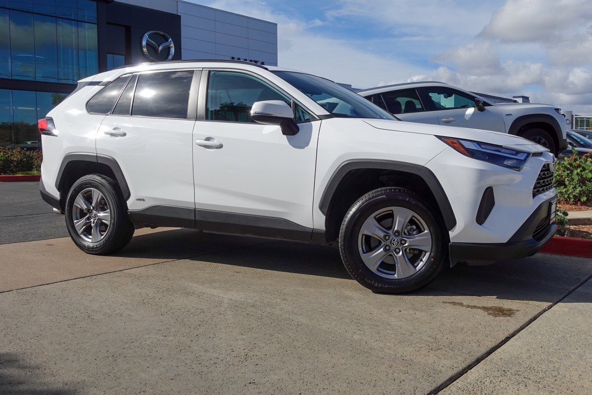 2024 Toyota RAV4 Hybrid XLE photo 2