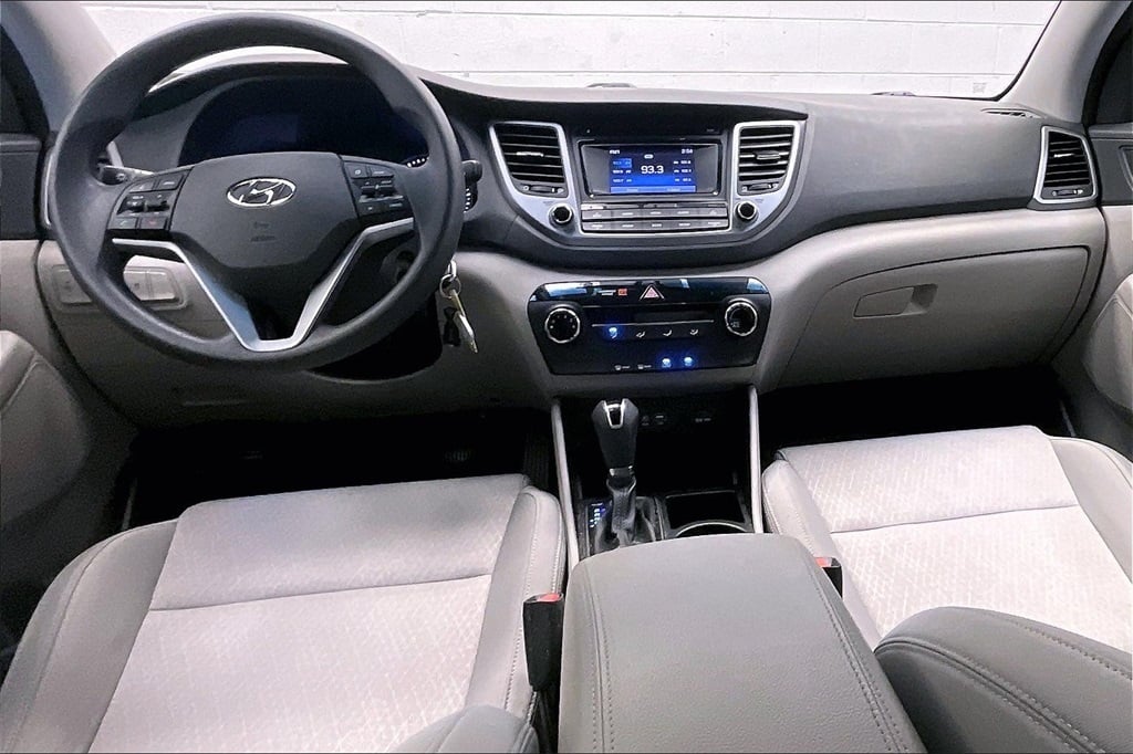 2017 Hyundai Tucson SE photo 2
