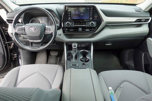 2022 Toyota Highlander LE photo 3