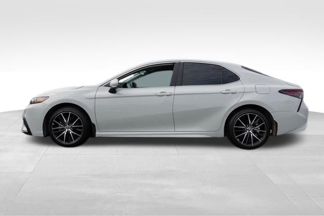 2024 Toyota Camry SE photo 3