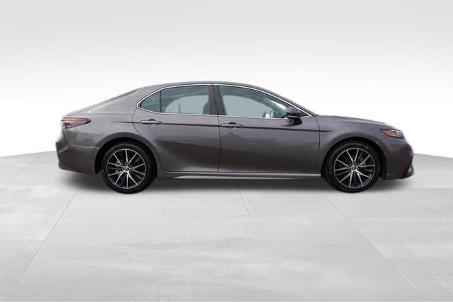 2022 Toyota Camry SE photo 2