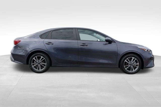 2022 Kia Forte LXS photo 2