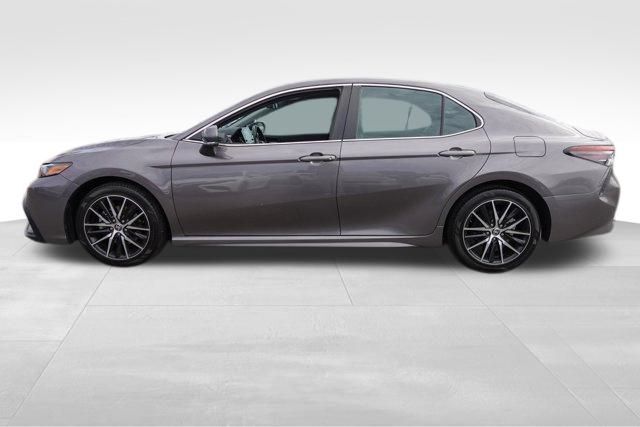 2022 Toyota Camry SE photo 3