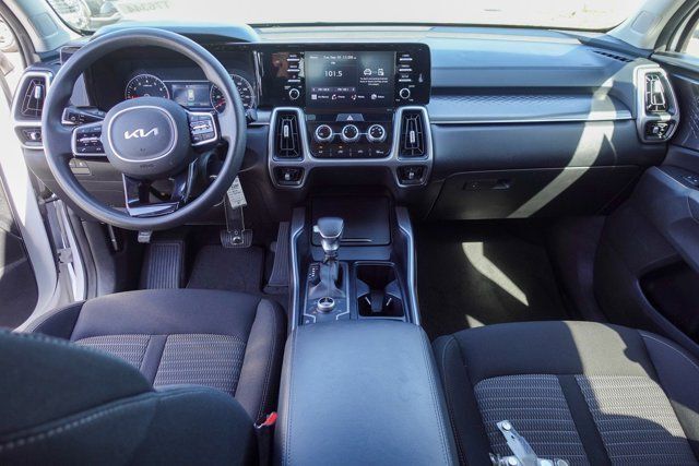 2022 Kia Sorento LX photo 4