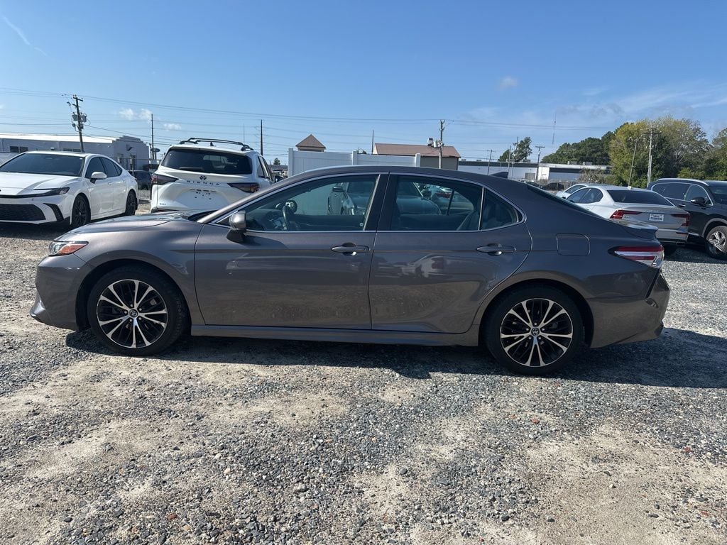2020 Toyota Camry SE photo 2